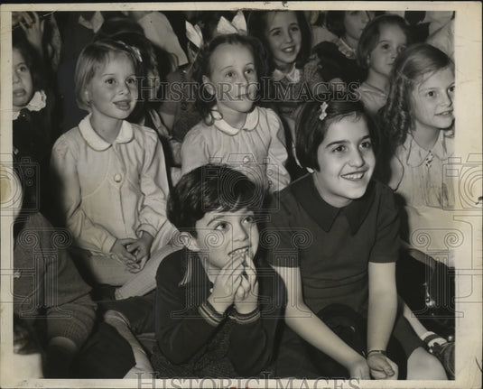 1940 Press Photo New York Holland House St Nicholas Eve Children NYC - neny25502