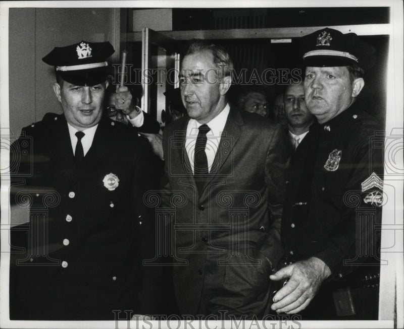 Load image into Gallery viewer, 1968 Press Photo New York Sen Eugene McCaarthy arrival in NYC - neny25542
