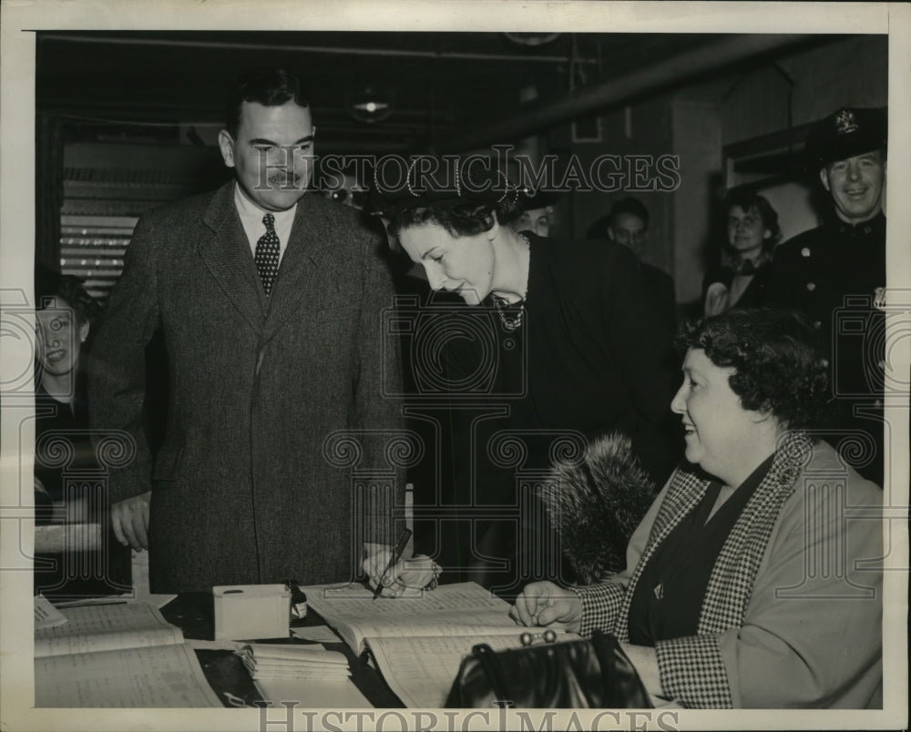 1945 Press Photo New York Thomas Dewey Votes in Municipal Elections NYC