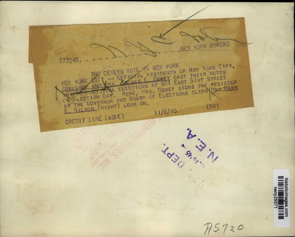 1945 Press Photo New York Thomas Dewey Votes in Municipal Elections NYC