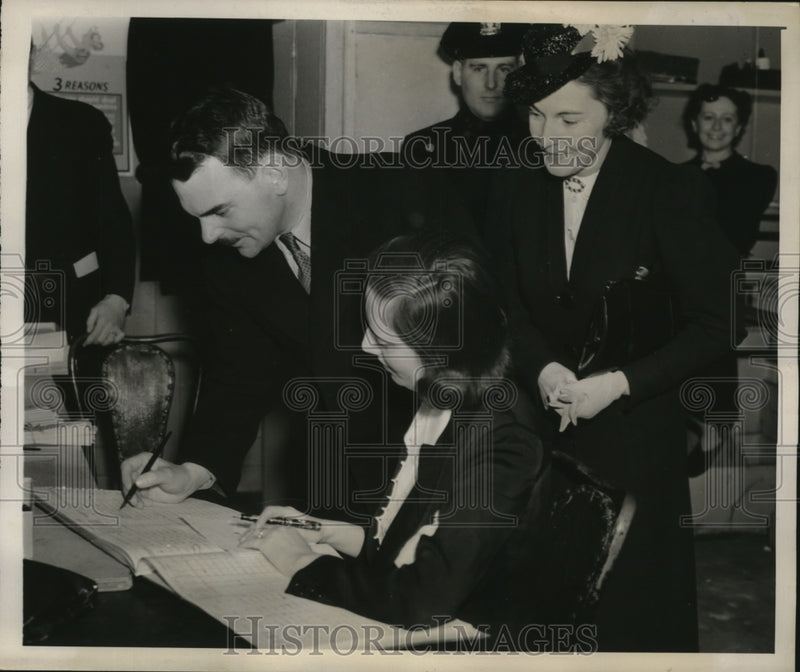 Load image into Gallery viewer, 1940 Press Photo New York Thomas E. Dewy register at Primary Election NYC
