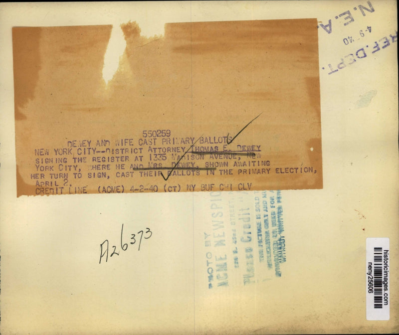 Load image into Gallery viewer, 1940 Press Photo New York Thomas E. Dewy register at Primary Election NYC
