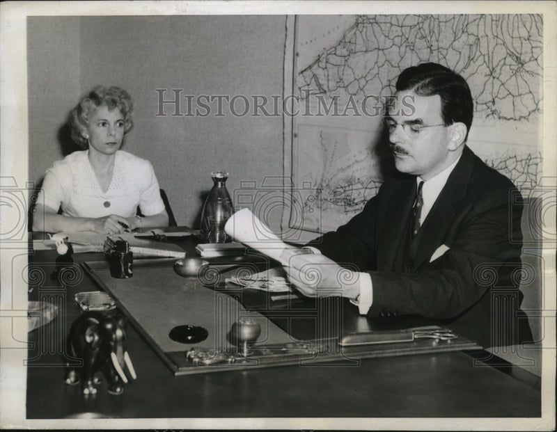 Load image into Gallery viewer, 1944 Press Photo New York Gov. Thomas E.Dewey and his Secretary Lilian Rosse NYC
