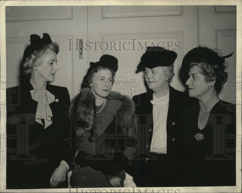 Load image into Gallery viewer, 1944 Press Photo New York Mrs.Thomas Dewey guest at Women Natl. Republican Club
