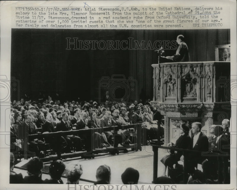 Load image into Gallery viewer, 1962 Press Photo New York Adlai Stevenson delivers Eulogy to Mrs.Roosevelt NYC
