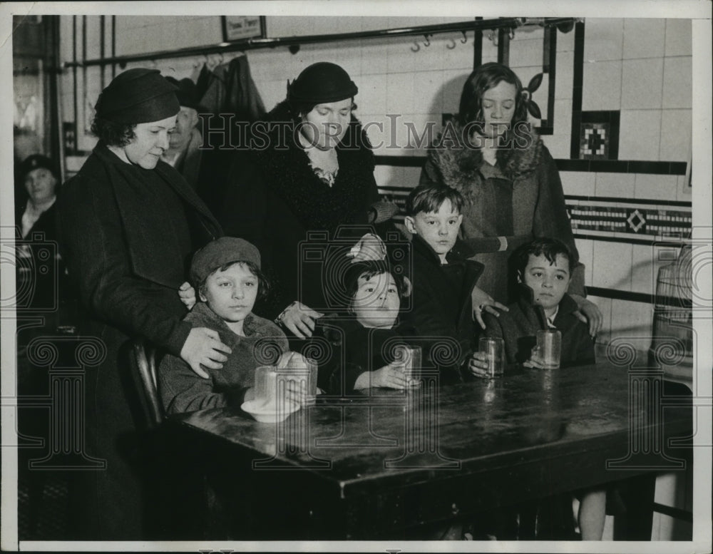1934 Press Photo New York Group that escaped fire NYC - neny25659