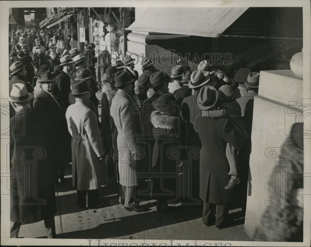 1934 Press Photo NEW YORK STORE WINDOWS DON HOLIDAY FINERY NYC - neny25676