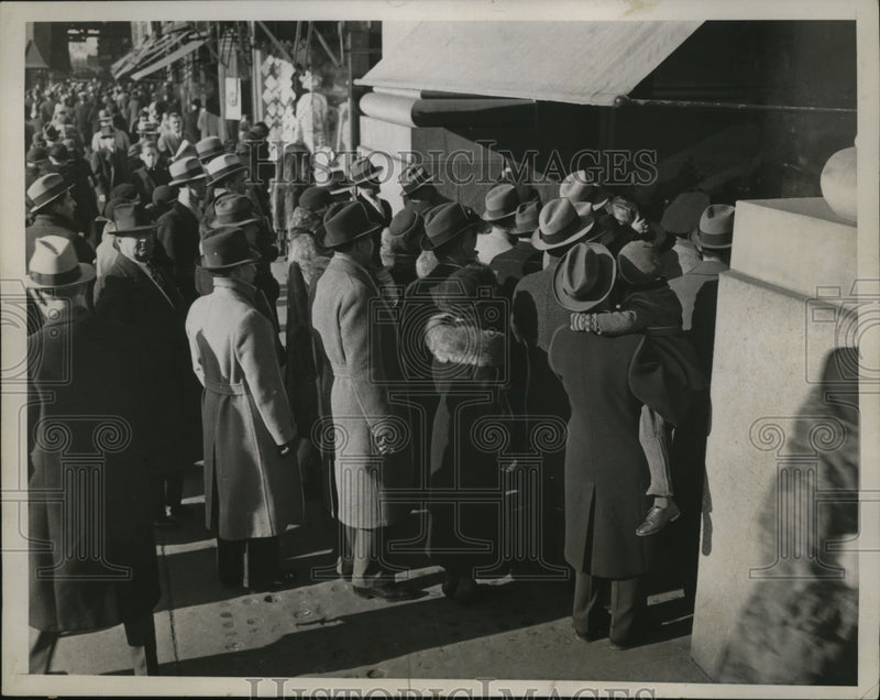 Load image into Gallery viewer, 1934 Press Photo NEW YORK STORE WINDOWS DON HOLIDAY FINERY NYC - neny25676
