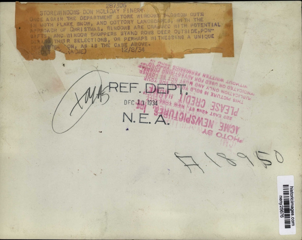 1934 Press Photo NEW YORK STORE WINDOWS DON HOLIDAY FINERY NYC - neny25676