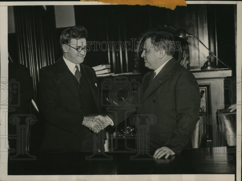 Load image into Gallery viewer, 1936 Press Photo NEW YORK BRITISH LABOR LEADER VISITS LAGUARDIA NYC - neny25684
