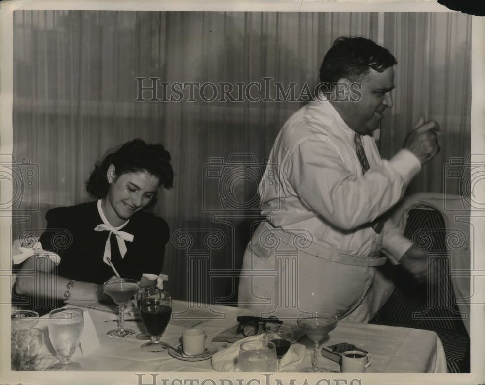 1940 Press Photo NEW YORK MAYOR BECOMES A REPORTER FOR A DAY AT THE FAIR NYC