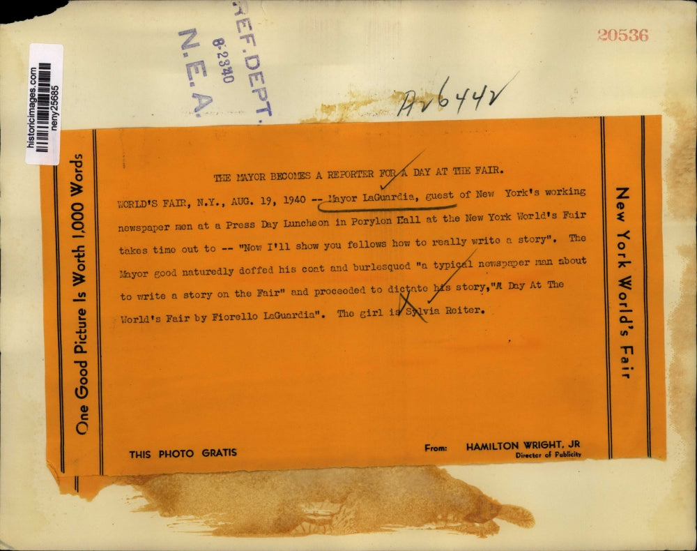 1940 Press Photo NEW YORK MAYOR BECOMES A REPORTER FOR A DAY AT THE FAIR NYC