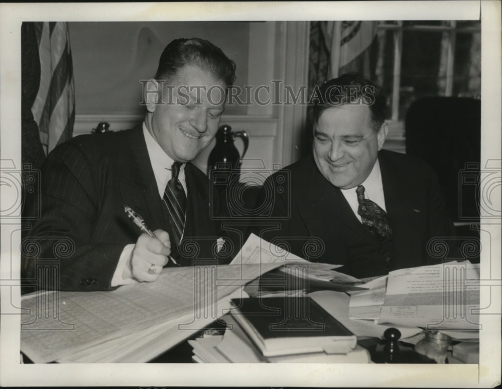 1949 Press Photo New York Mayor F.H. La Guardia and Henry Levine at City Hall