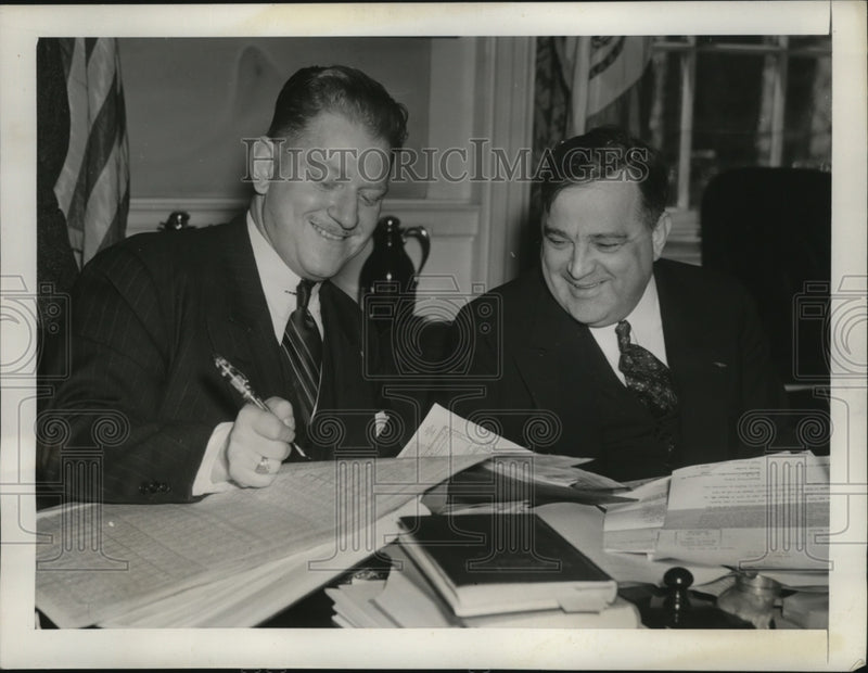 Load image into Gallery viewer, 1949 Press Photo New York Mayor F.H. La Guardia and Henry Levine at City Hall
