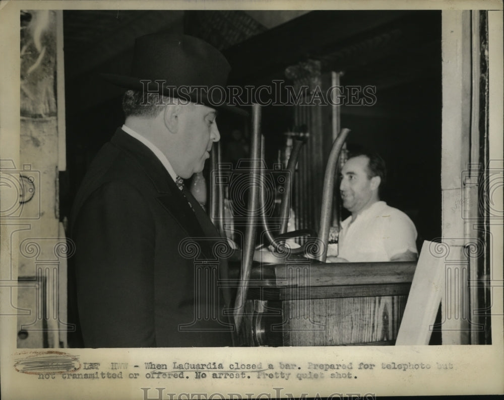 1938 Press Photo New York Mayor Fiorello La Guardia closing a bar NYC