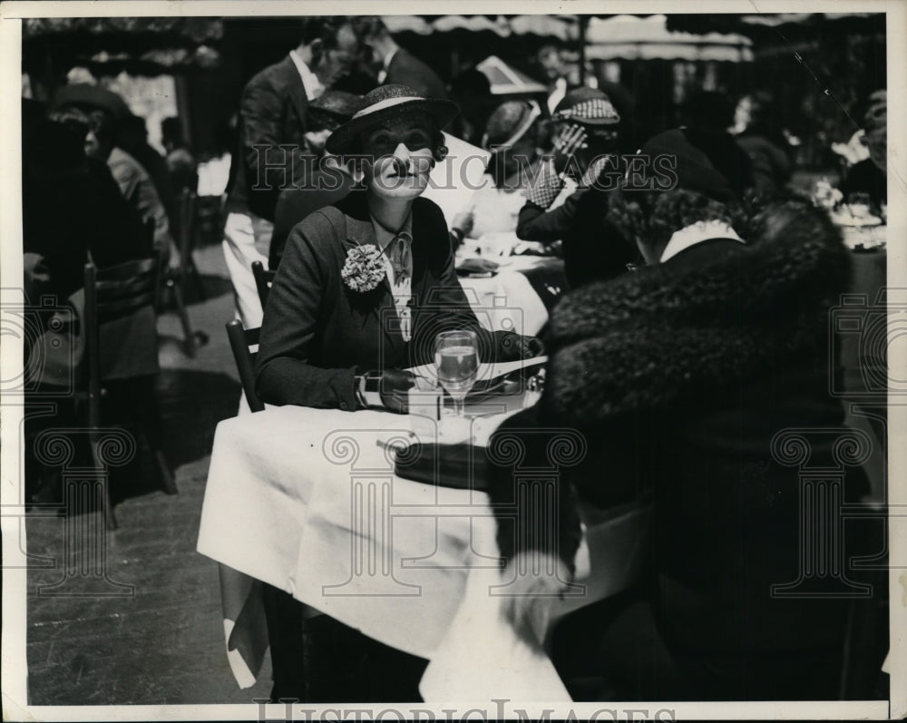 1934 Press Photo New York Mrs James Lowell dines at Chatham Walk NYC - neny26047