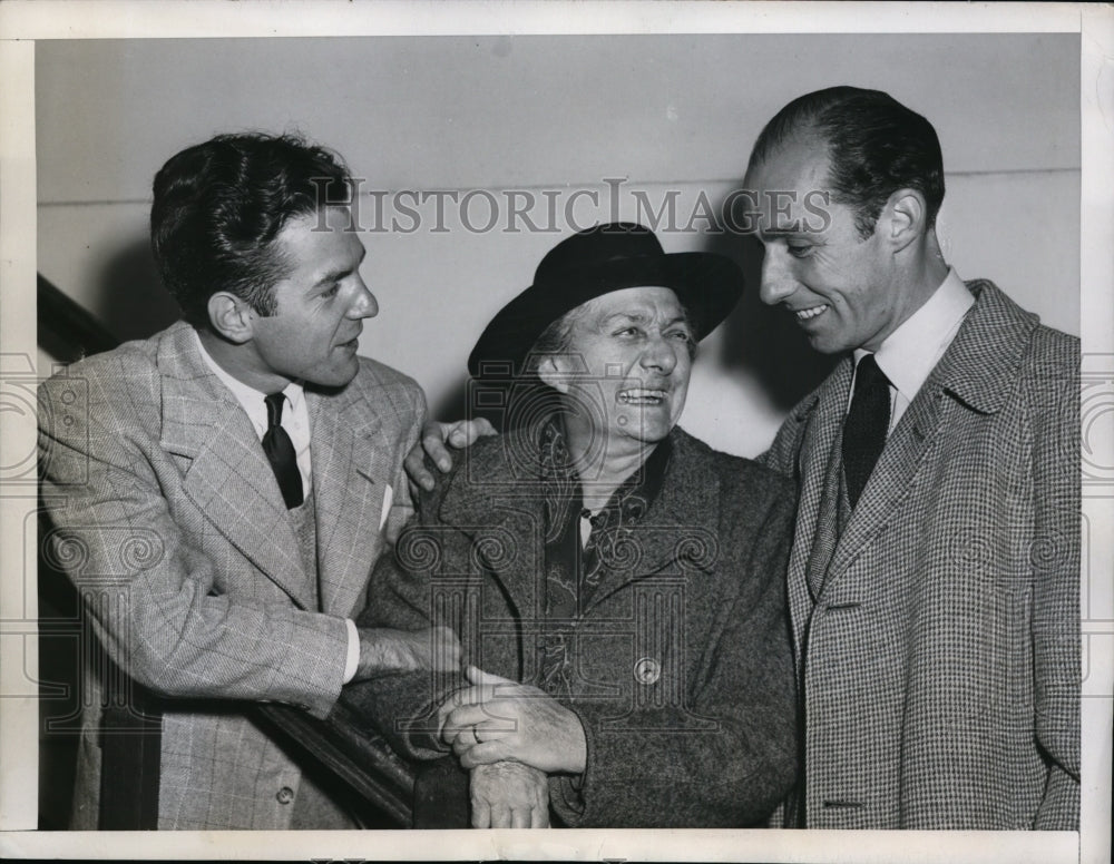 1947 Press Photo New York Maude Maley Arrives aboard Queen Mary NYC - neny26074