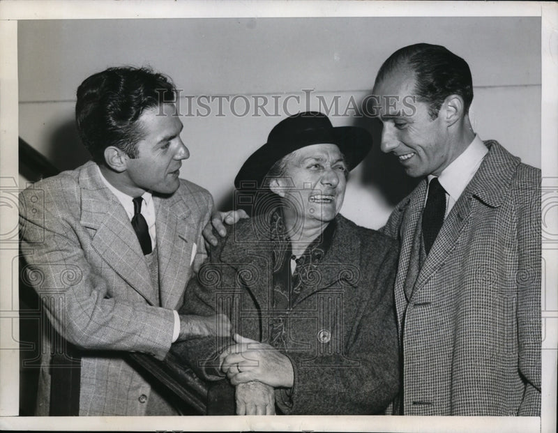 Load image into Gallery viewer, 1947 Press Photo New York Maude Maley Arrives aboard Queen Mary NYC - neny26074
