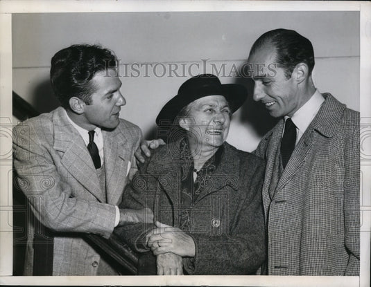 1947 Press Photo New York Maude Maley Arrives aboard Queen Mary NYC - neny26074