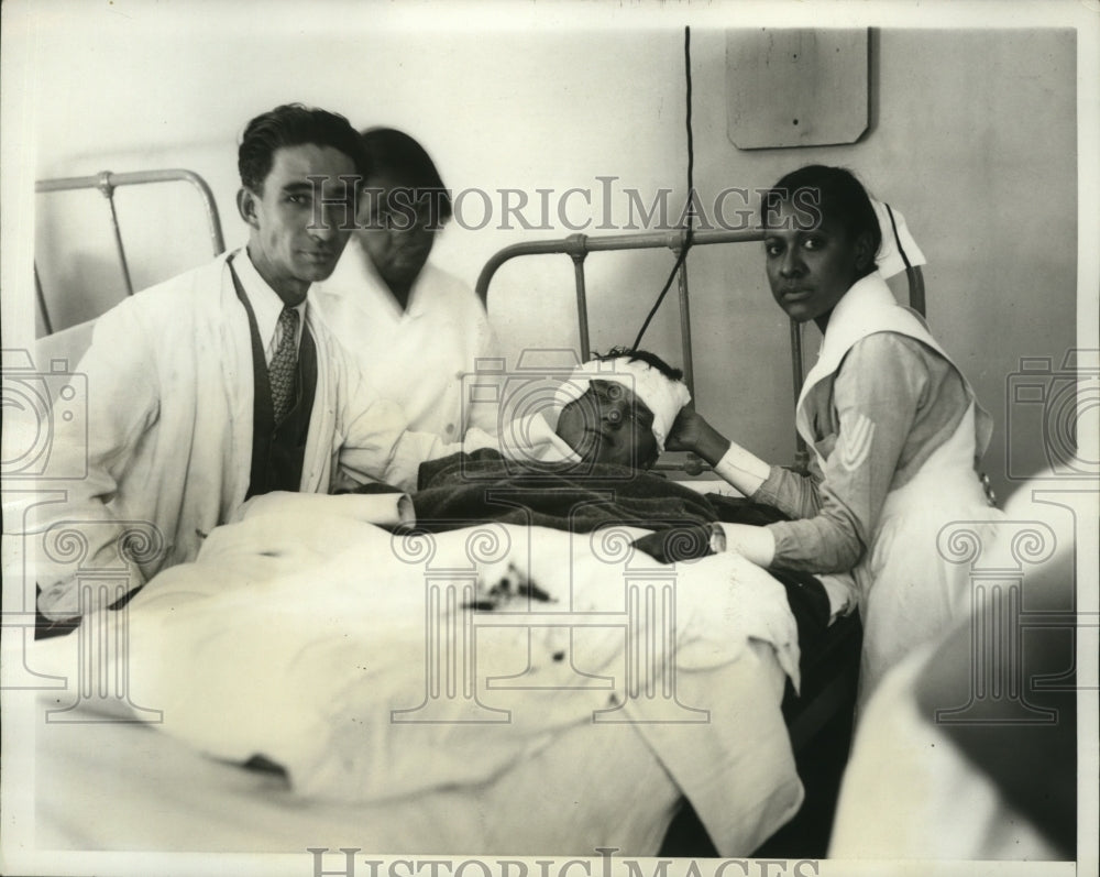 1932 Press Photo New York Injured in Streamer explosion in East River NYC