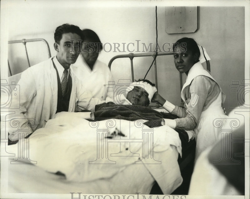 Load image into Gallery viewer, 1932 Press Photo New York Injured in Streamer explosion in East River NYC
