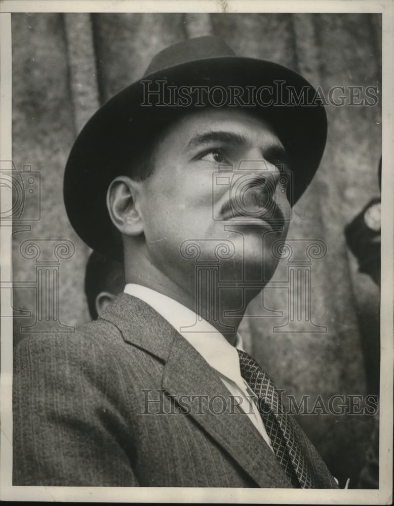 1938 Press Photo New York Dewey Talks with Photographers NYC - neny26245