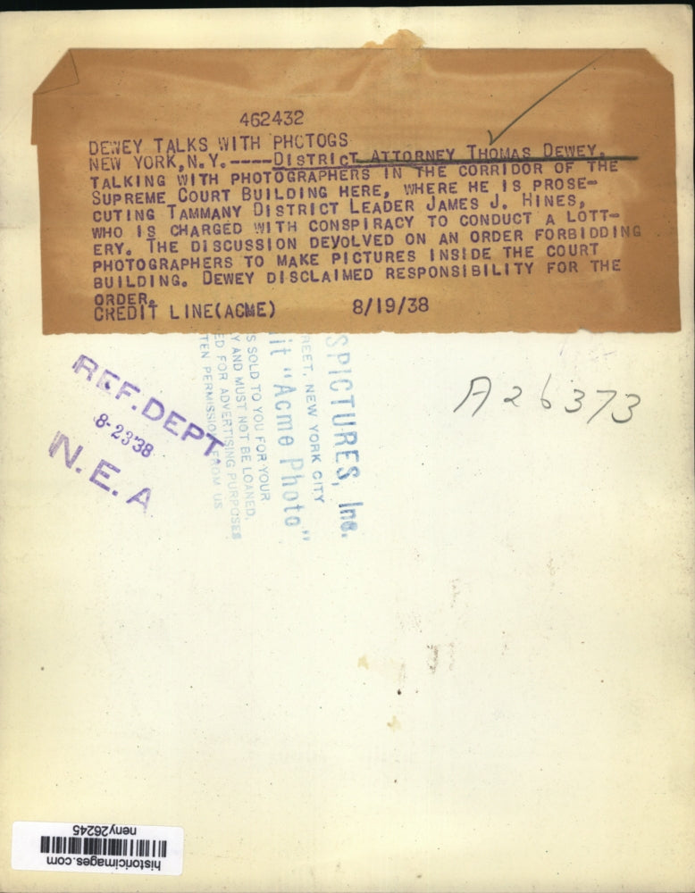 1938 Press Photo New York Dewey Talks with Photographers NYC - neny26245