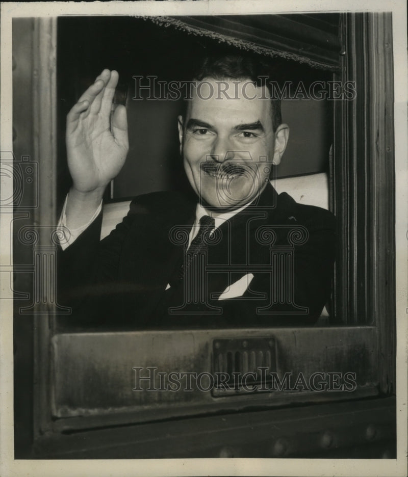 Load image into Gallery viewer, 1939 Press Photo New York Tom Dewey Off For Southern Vacation NYC - neny26260
