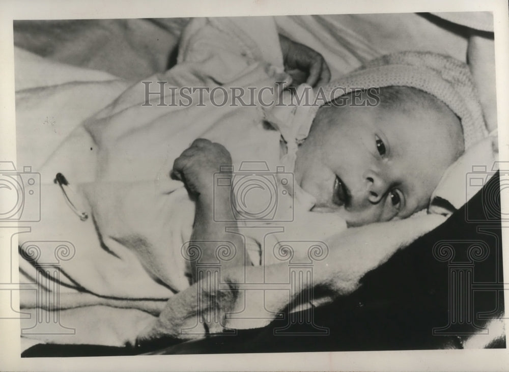 1948 Press Photo Rochester NY Abandoned baby found by Police Captain RNY