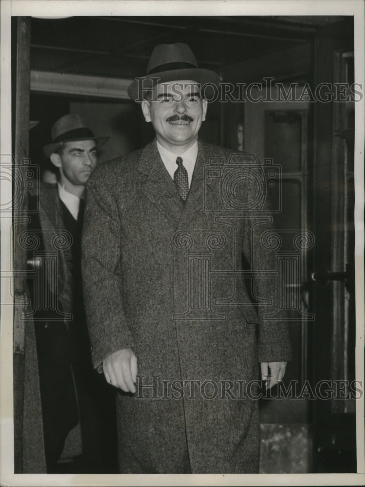 Load image into Gallery viewer, 1938 Press Photo New York Thomas Dewey Boards Train for Albany NYC - neny26459
