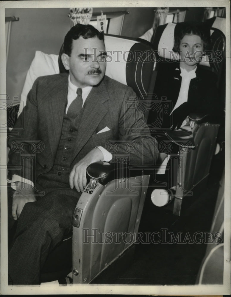 Load image into Gallery viewer, 1944 Press Photo New York Gov &amp; Mrs Thomas E Dewey on plane to Chicago from NY
