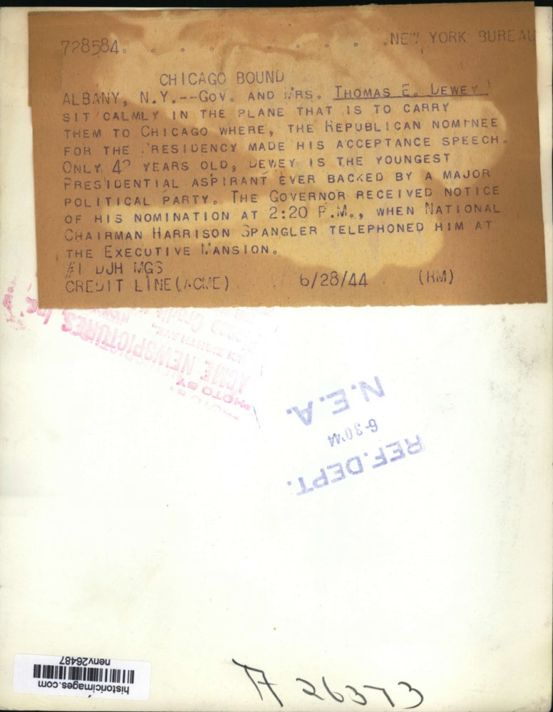 1944 Press Photo New York Gov & Mrs Thomas E Dewey on plane to Chicago from NY