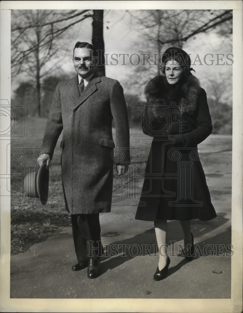 1942 Press Photo New York Thomas Dewey Strolling Central Park After Voting NYC