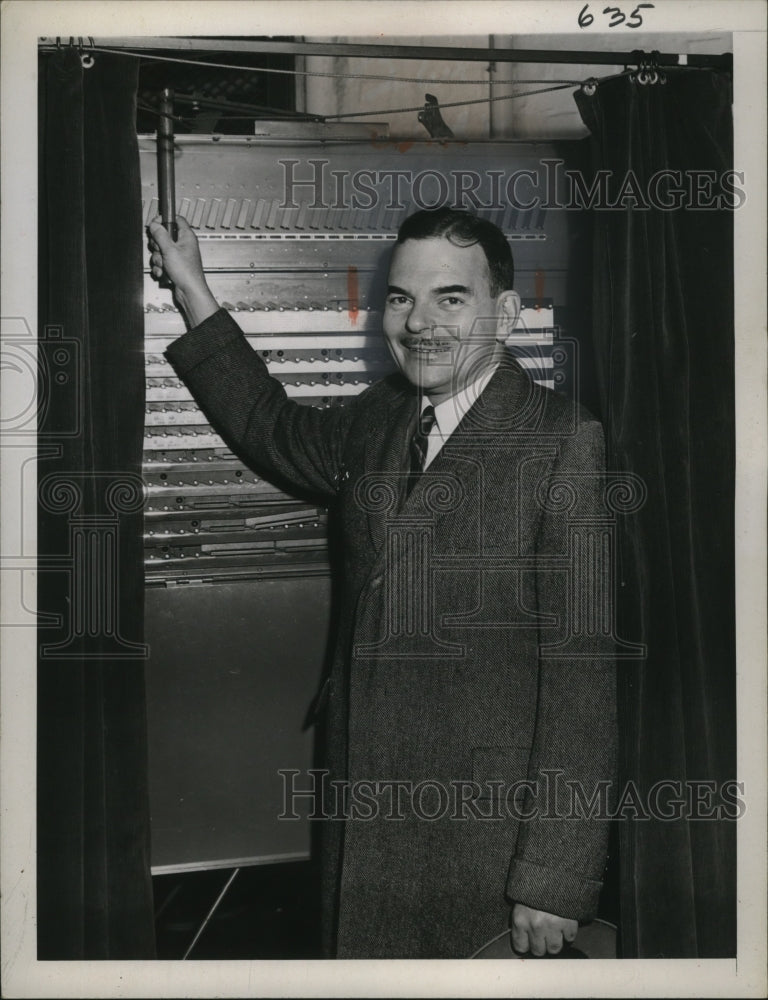 1947 Press Photo New York Governor Thomas E Dewey voting at E 51st St in NYC