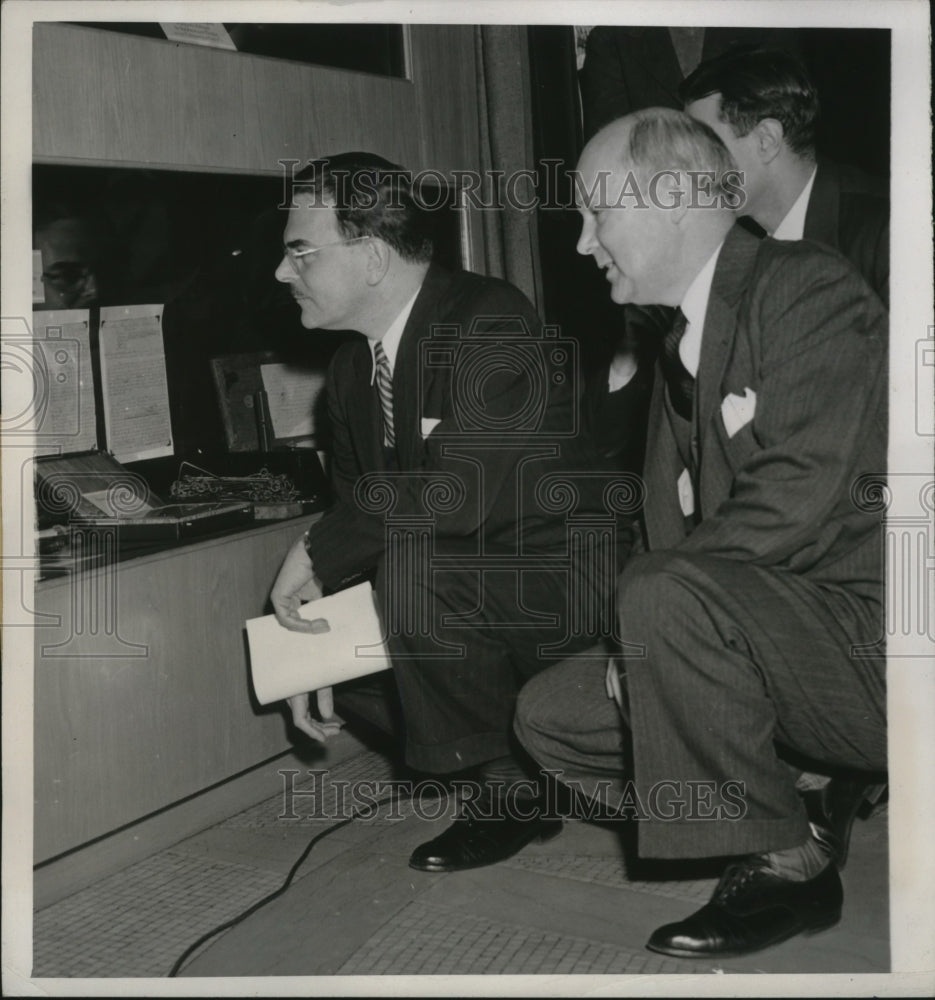 1946 Press Photo Albany NY Gov Thomas Dewey views Washington Address ANY