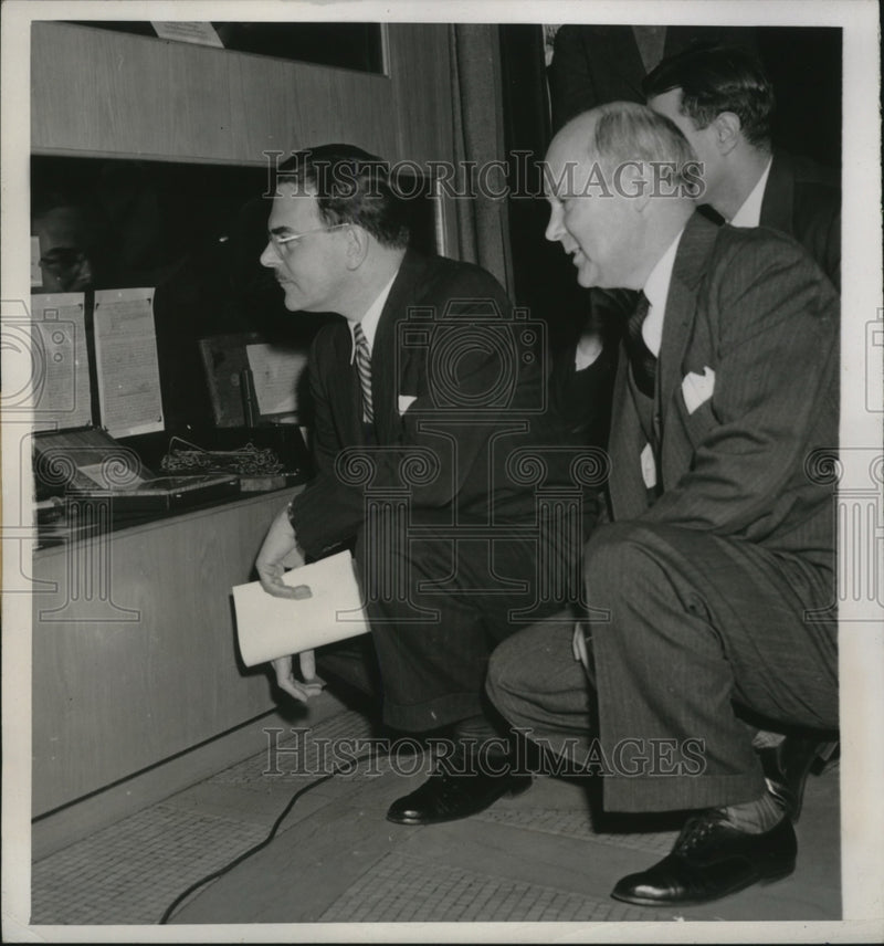 Load image into Gallery viewer, 1946 Press Photo Albany NY Gov Thomas Dewey views Washington Address ANY
