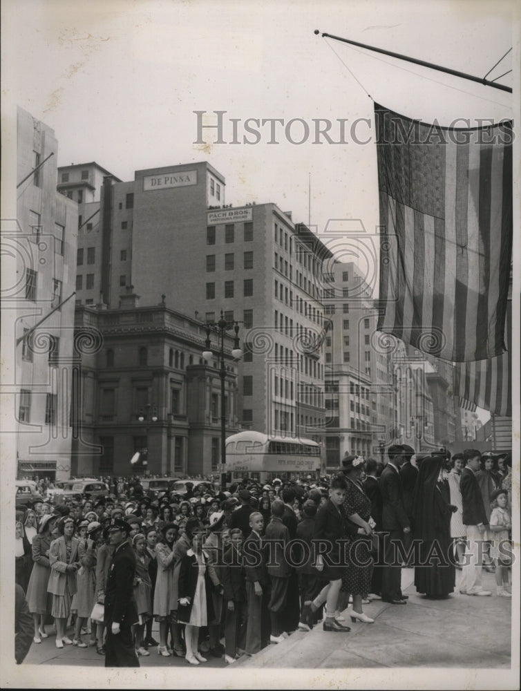 Load image into Gallery viewer, 1938 Press Photo New York St Patrick's Cathedral flag at half mass for a funeral
