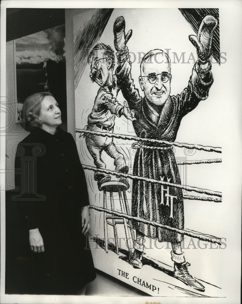 Load image into Gallery viewer, 1970 Press Photo New York Margaret Truman Daniel look at cartoon of her Father.

