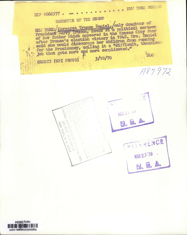 1970 Press Photo New York Margaret Truman Daniel look at cartoon of her Father.