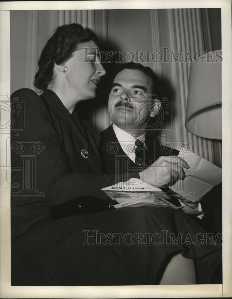 Load image into Gallery viewer, 1942 Press Photo New York Gov elect Thomas E Dewey &amp; wife after win in NYC
