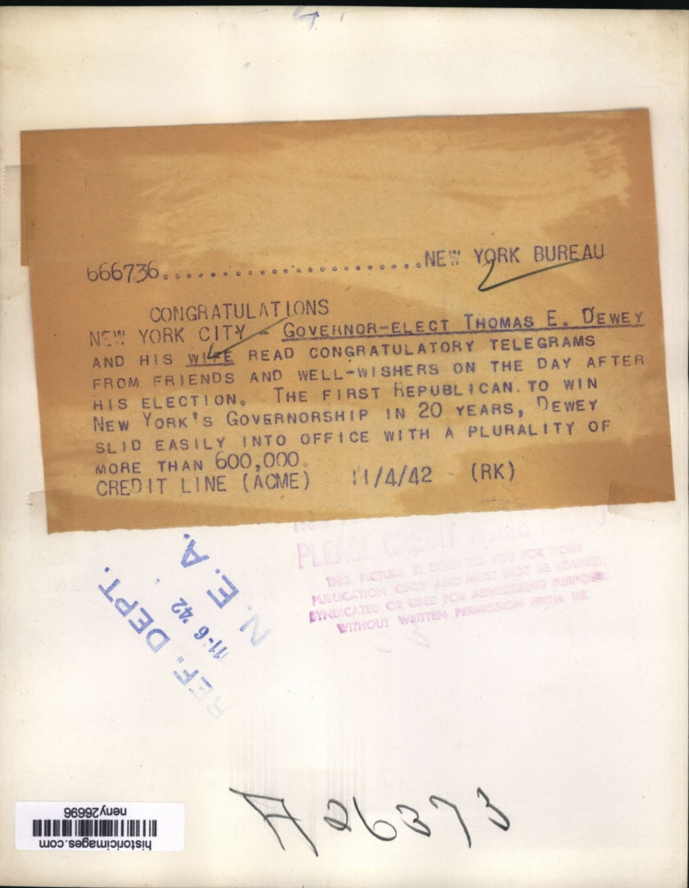 1942 Press Photo New York Gov elect Thomas E Dewey & wife after win in NYC