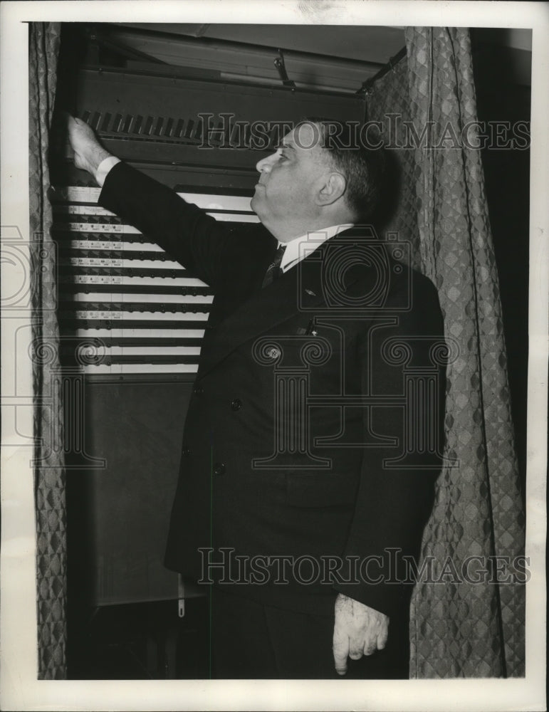 Load image into Gallery viewer, 1945 Press Photo LaGuardia Casts His Vote NYC - neny26758
