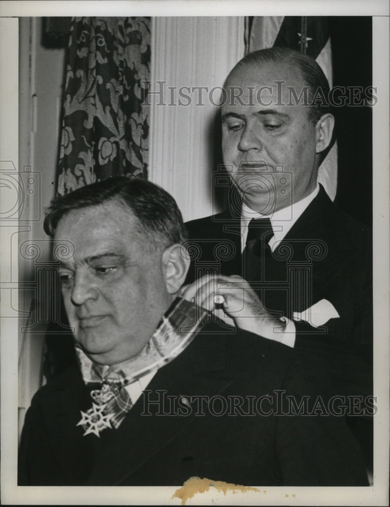 Load image into Gallery viewer, 1945 Press Photo New York Mayor LaGuarrdia &amp; Dr Alexander Loudon in NYC
