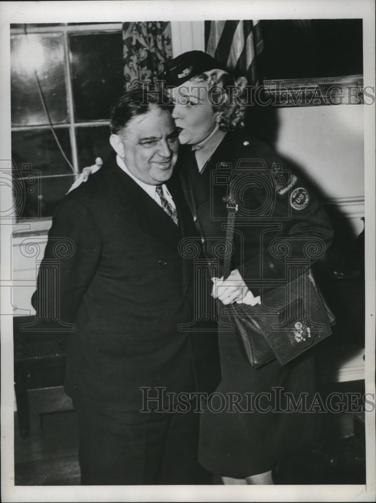Load image into Gallery viewer, 1945 Press Photo New York Mayor LaGuardia &amp; Kathryn Cravens radio host NYC
