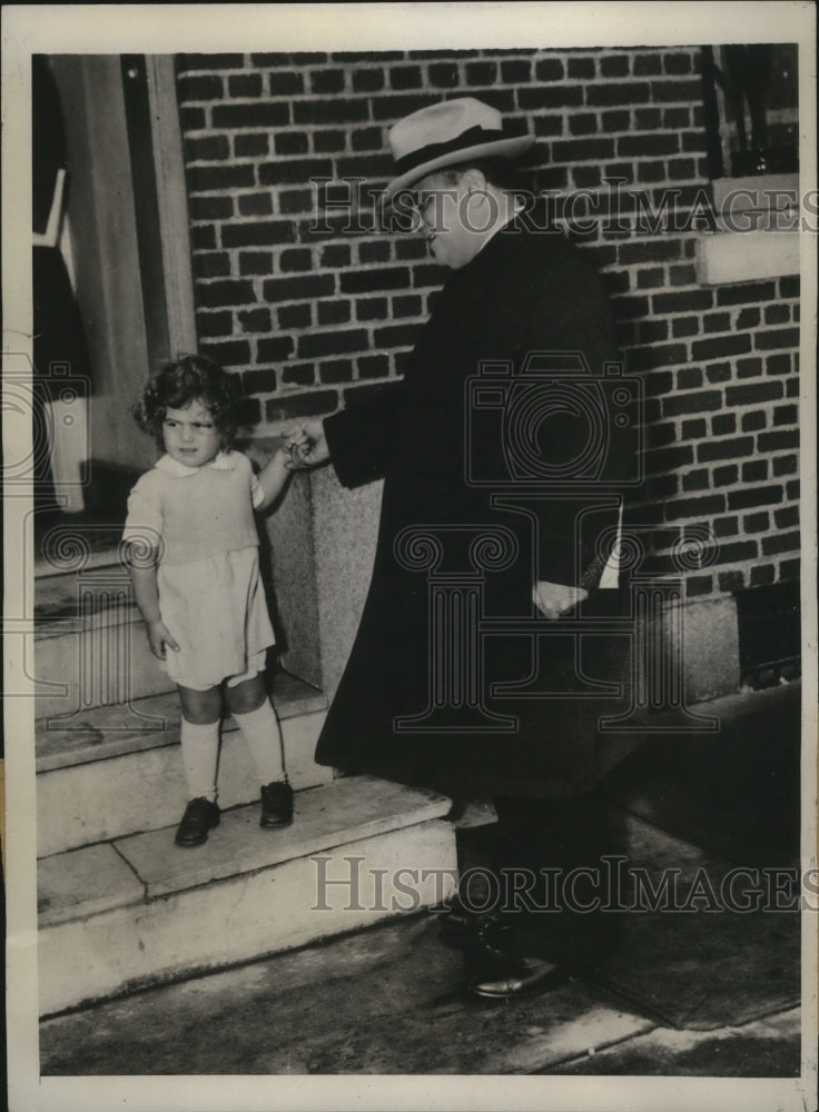 1933 Press Photo New York Fiorello LaGuardia with Neighbor Dorothy Davis NYC