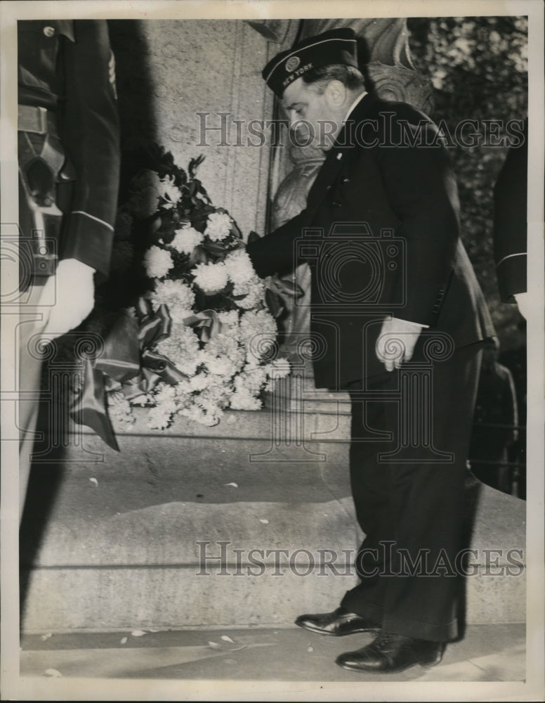 1939 Press Photo New York LaGuardia as He Placed Flower on Eternal Light NYC