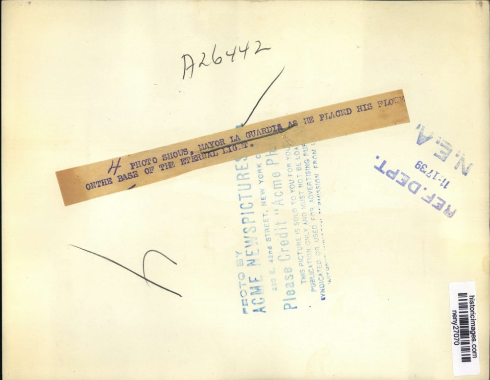 1939 Press Photo New York LaGuardia as He Placed Flower on Eternal Light NYC