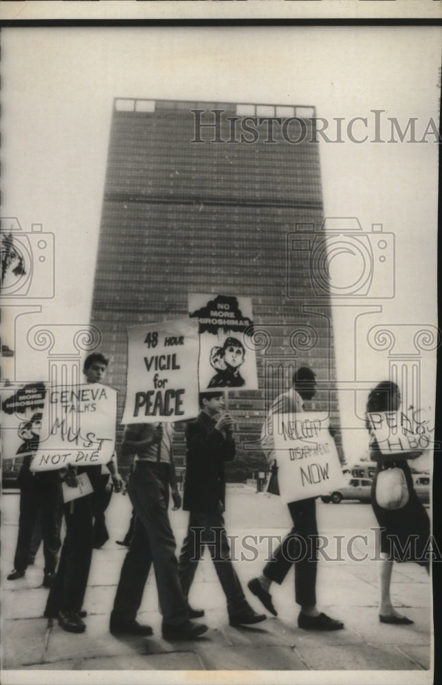 1960 Press Photo New York Demonstrators Picket United Nations for Peace NYC