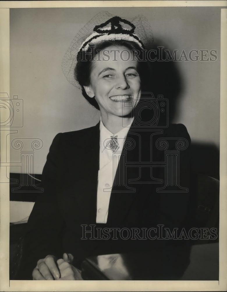 1943 Press Photo New York Mrs Philip Crowlie OPA #1 housewife arrived in NYC