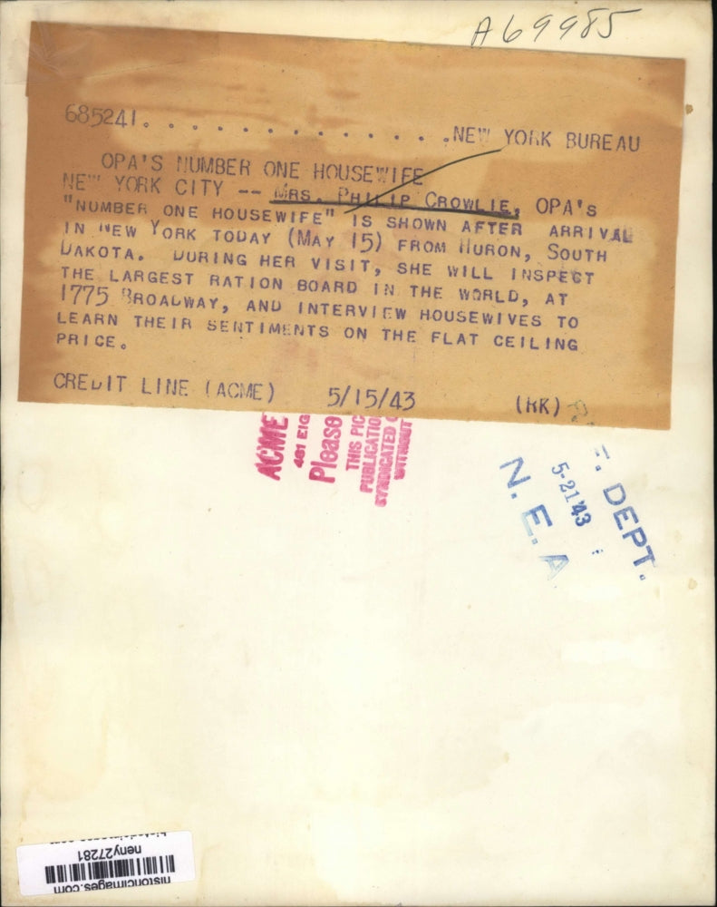 1943 Press Photo New York Mrs Philip Crowlie OPA #1 housewife arrived in NYC